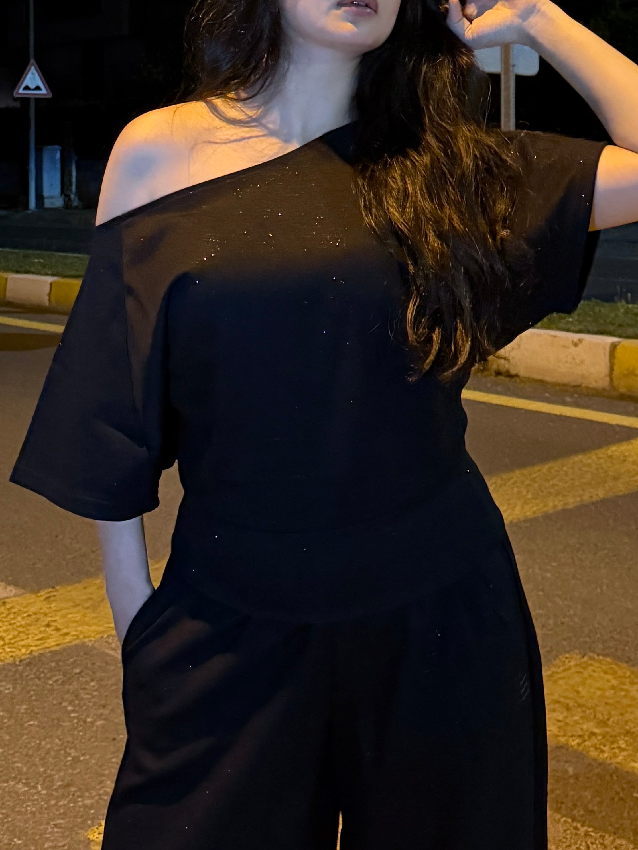 Siyah Simli Kayık Yaka T-shirt